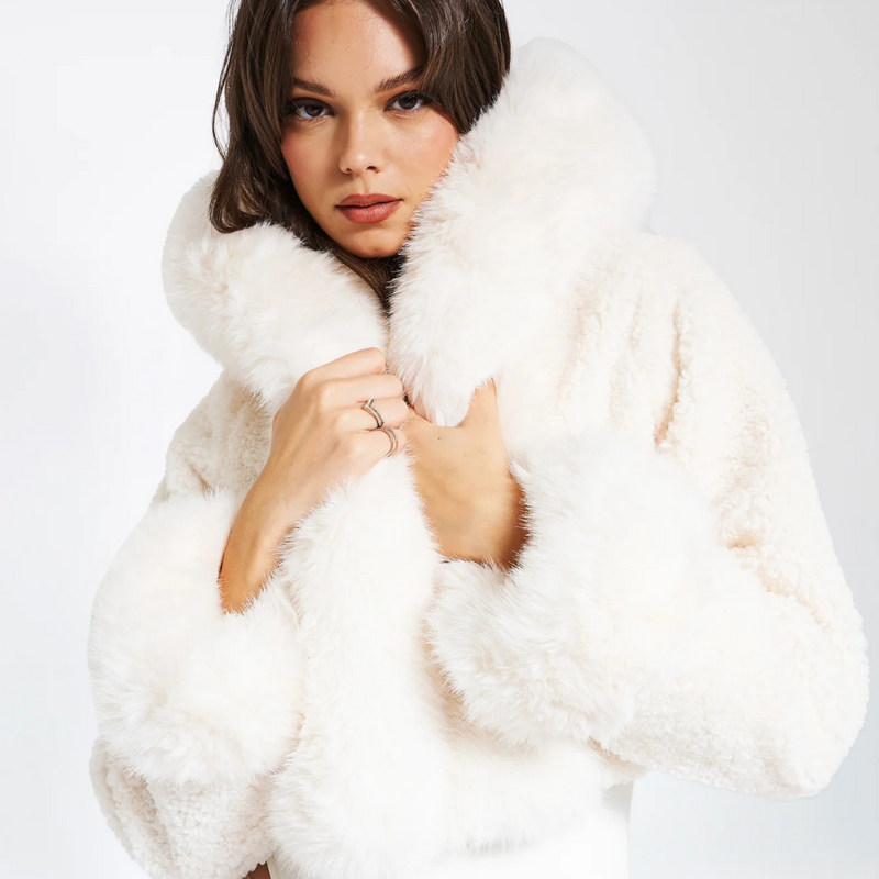 Giubbotto in pelliccia sintetica con cappuccio